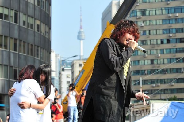 ▲ 세월호 집회에 참석한 가수 김장훈이 노래를 부르고 있다.