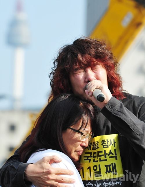 ▲ 세월호 집회에 참석한 가수 김장훈이 노래를 부르고 있다.