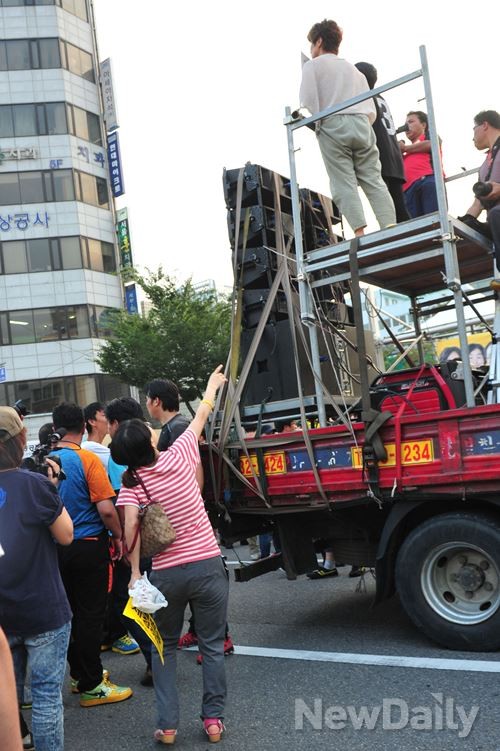 ▲ 세월호 유가족에게 손가락질을 하며 "청와대로 가지고" 말하는 시위 참가자