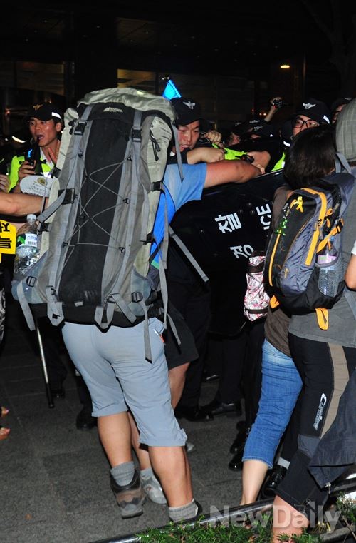 ▲ 세월호 시위 참가자가 경찰의 방패를 뺏고 있다.