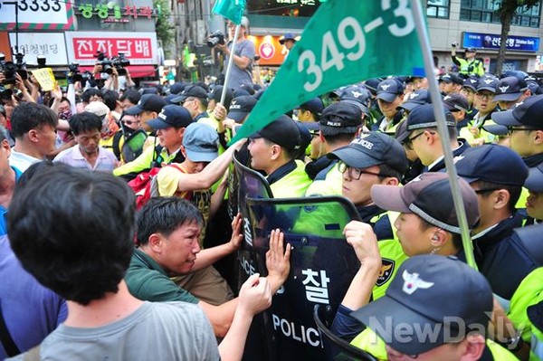 ▲ 종각역 방향으로 진출하려는 세월호 집회 참가자들이 경찰과 충돌하고 있다.
