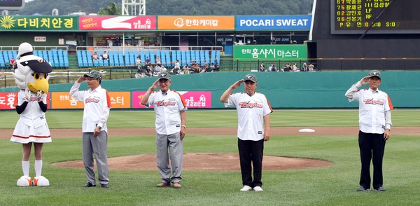▲ 프로야구 한화 이글스가 25일 열린 롯데 자이언츠와의 홈경기에 6.25 전쟁 참전용사 박학조 씨, 김종환 씨, 김영필 씨, 김귀봉 씨를 시구자로 초청했다ⓒ한화 이글스