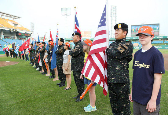 ▲ 한화는 7월27일, '7.27 정전 및 UN군 참전 61주년'을 맞이해 UN 참전국 유공자 후손, 보훈가족, 군인 등 350 여명을 무료로 초청했다ⓒ한화 이글스