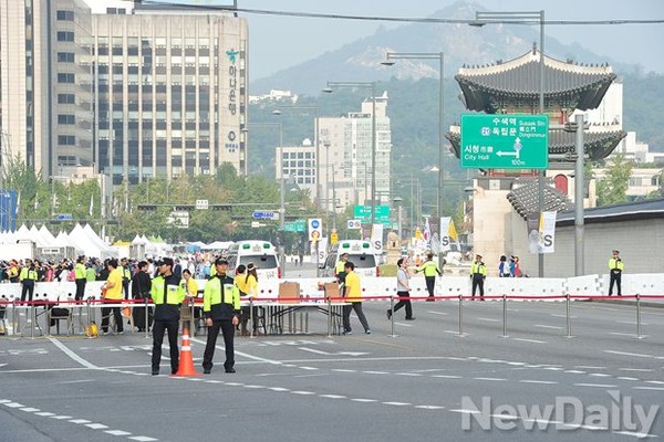 ▲ 16일 프란치스코 교황이 집전하는 시복식이 열릴 서울 광화문 일대에 행사 진행을 위한 차단벽이 설치 돼 있다. ⓒ정재훈 기자
