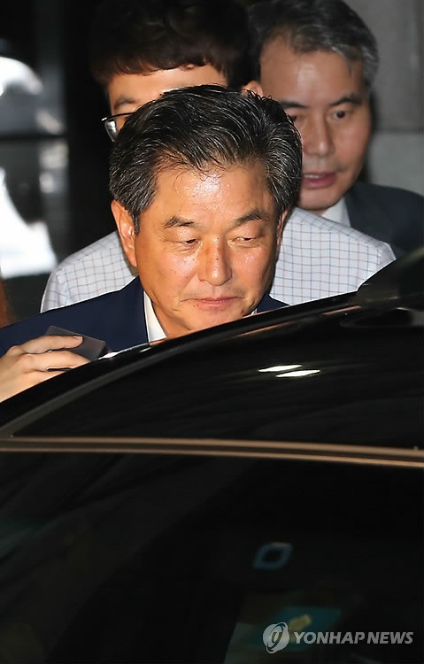 ▲ 서울종합예술실용학교(SAC)에서 입법 청탁과 함께 금품을 받은 혐의로 검찰조사를 받은 새정치민주연합 신학용 의원이 15일 오전 서초동 서울중앙지검 청사를 나서고 있다.ⓒ 사진 연합뉴스