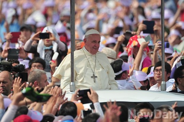 ▲ 프란치스코 교황이 16일 오전 서울 광화문에서 시복식을 집전하기에 앞서 카퍼레이드를 벌이고 있다.ⓒ정재훈 기자ⓒ