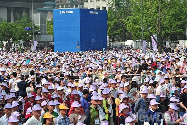 ▲ 프란치스코 교황이 16일 서울 광화문에서 집전한 '윤지충 바오로와 동료 순교자 123위 시복 미사'가 질서정연함과 차분함 속에 막을 내렸다.  100만 인파가 몰린 전례 없는 대규모 행사가 큰 사고 없이 막을 내리면서, 경찰당국의 물샐 틈 없는 경호·경비에 대한 호평이 나오고 있다.ⓒ 사진 뉴데일리 정재훈 기자