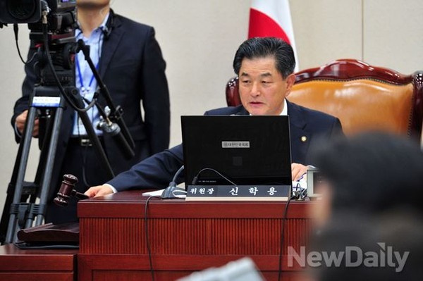 ▲ 지난 4월24일 국회 교육문화체육관광위원회 전체회의에서 신학용 위원장이 의사봉을 두드리고 있다. ⓒ이종현 기자