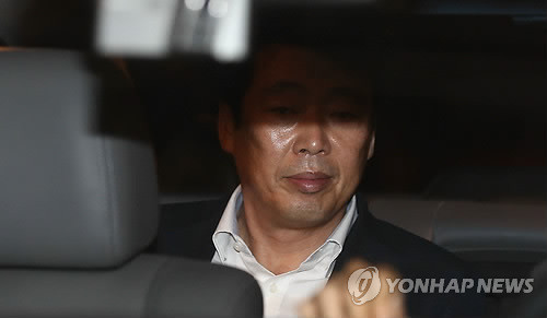 ▲ 서울종합예술실용학교(SAC)의 입법로비 의혹을 받고 있는 새정치민주연합 신계륜 의원이 12일 밤 검찰 조사를 받은 뒤 차에 탄 채 서울 서초구 서울중앙지검을 나서고 있다. ⓒ연합뉴스