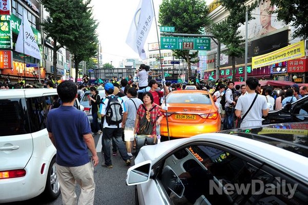 ▲ 세월호 특별법 제정을 위한 범국민대회를 마친 집회 참가자들이 15일 오후 도로를 불법 점거해 소란을 피웠다. ⓒ뉴데일리DB