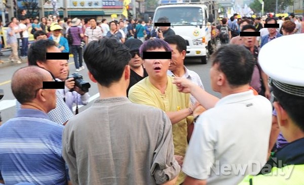 ▲ 청와대로 행진하지 않고 집회를 마무리지으려는 주최 측에 반발하는 일부 참가자들이 세월호대책회의 관계자와 실랑이를 벌이고 있다. ⓒ뉴데일리DB