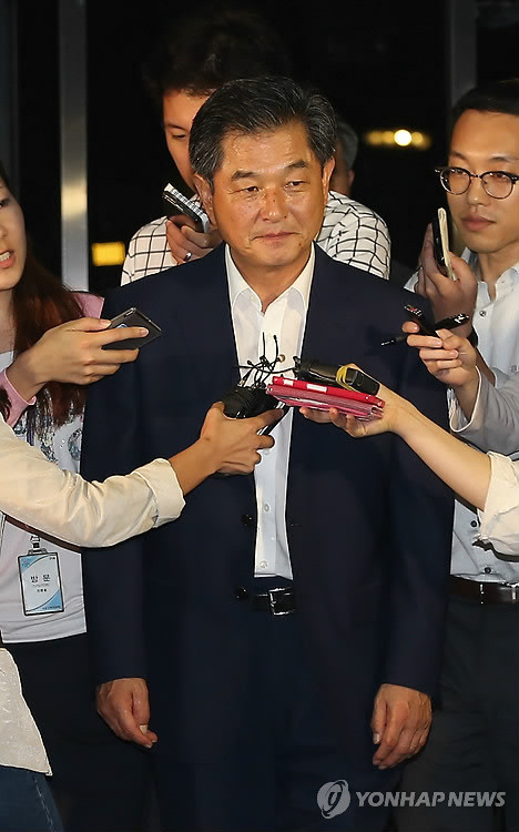 ▲ 서울종합예술실용학교(SAC)에서 입법 청탁과 함께 금품을 받은 혐의로 검찰조사를 받은 새정치민주연합 신학용 의원이 15일 오전 서초동 서울중앙지검 청사를 나서다 취재진의 질문을 받고 있다. ⓒ연합뉴스