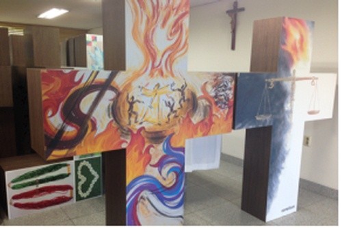 ▲ 17일 미사를 기다리는 십자가들