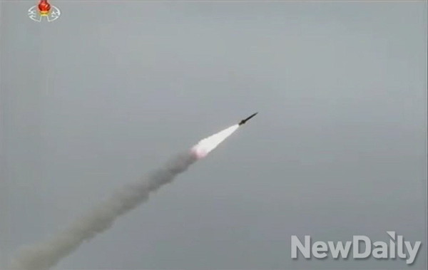▲ 북한이 15일 공개한 단거리 신형미사일 추정 발사체.ⓒ유튜브 화면캡쳐