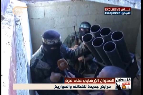 ▲ 가자 지구 주택가에서 로켓 발사를 준비 중인 하마스 조직원 [사진: 하마스가 유튜브에 올린 선전영상 캡쳐]