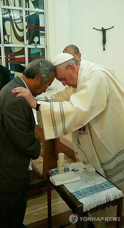 ▲ 프란치스코 교황이 17일 오전 서울 종로구 궁정동 주한교황청대사관에서 세월호 참사로 숨진 단원고 학생 이승현 군의 아버지 이호진씨에게 세례성사를 하고 있다.  ⓒ 연합뉴스