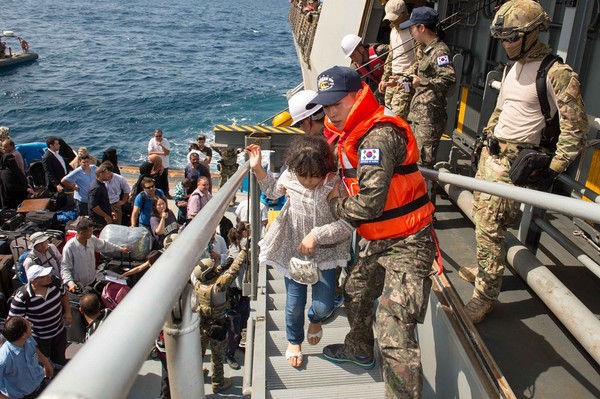 ▲ 교민철수 작전중인 문무대왕함.ⓒ합참