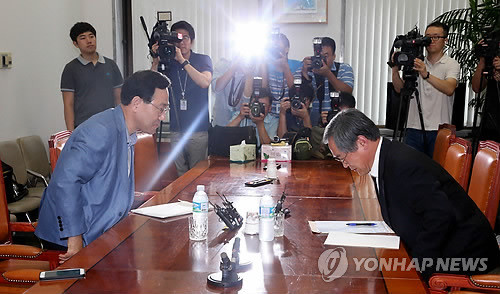 ▲ 새누리당 주호영 정책위의장(왼쪽)과 새정치민주연합 우윤근 정책위의장이 17일 오후 국회 운영위원회 소회의실에서 회동에 앞서 인사를 나누고 있다. ⓒ연합뉴스DB