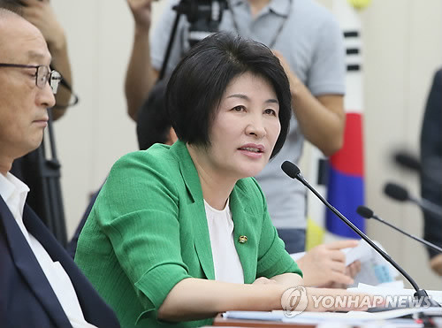 ▲ 새누리당 손인춘 의원(사진)이 제3사무부총장에 임명돼 18일 최고위원회의에서 임명장을 수여받았다. 신설된 제3사무부총장은 SNS 소통을 통해 국민과 당원의 의견을 수렴, 당 지도부에 전달하는 역할을 맡게 된다. ⓒ연합뉴스DB