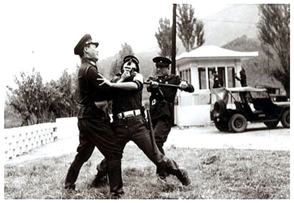 ▲ 미군 장교를 살해하는 북한군.(자료사진)