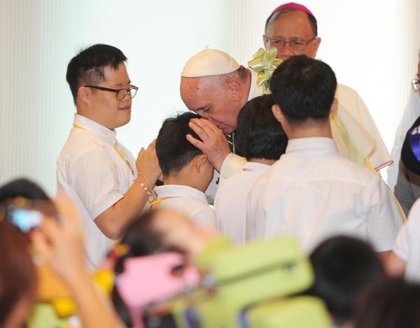 ▲ 어린 신자들을 축복하고 있는 프란치스코 교황.   [사진 = 교황방한위원회]