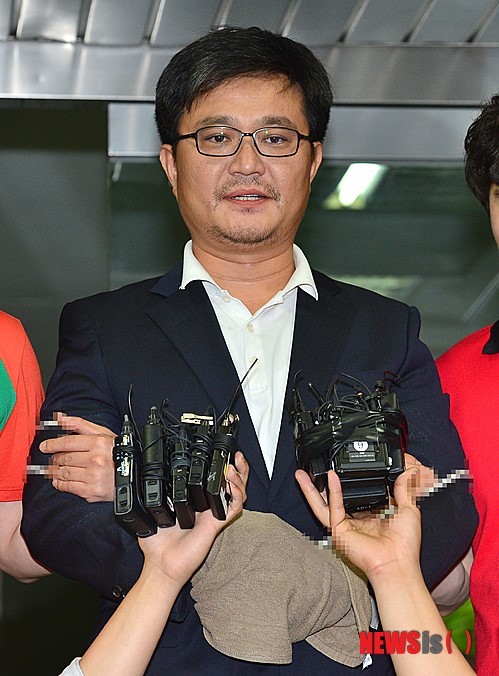 ▲ 60대 재력가 살인사건을 수사 중인 경찰이 김형식 서울시의회 의원을 우선 살인교사 혐의만 적용해 검찰에 송치하기로한 3일 오후 서울 강서경찰서에서 김 의원이 검찰로 송치되기에 앞서 취재진의 질문을 듣고 있다.ⓒ 사진 연합뉴스