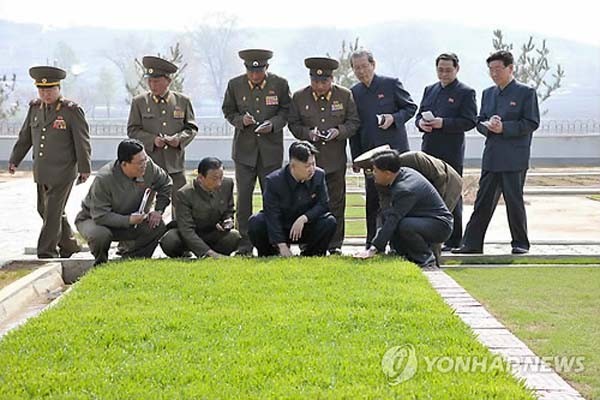 ▲ 잔디연구소를 찾은 김정은 ⓒ연합뉴스. 무단전재 및 재배포 금지.