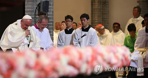 ▲ 18일 오전 서울 명동성당에서 열린 ‘평화와 화해를 위한 미사'에서 프란치스코 교황과 박근혜 대통령이 기도하고 있다. ⓒ 연합뉴스
