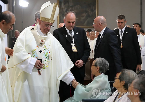 일본군 위안부(성노예) 피해자들의 손을 잡고 위로하는 프란시스코 교황. ⓒ연합뉴스. 무단전재 및 재배포 금지.