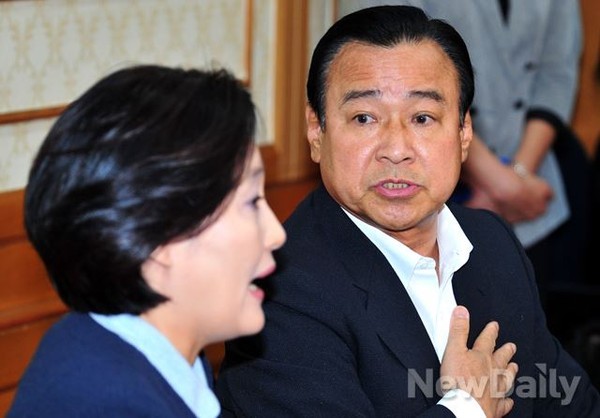 ▲ 새누리당 이완구 원내대표와 새정치민주연합 박영선 국민공감혁신위원장 겸 원내대표는 18일 극비리에 회동했지만 세월호 특별법과 관련해서 합의점에 도달하지 못했다. 여야 원내대표는 19일 다시 만나기로 한 상황이라, 19일로 종료되는 임시국회 회기 내에 본회의 개회 여부가 불투명해졌다. ⓒ이종현 기자