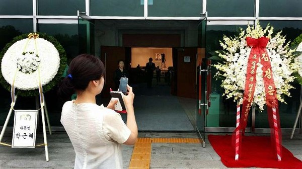 ▲ 박 대통령의 조화와 나란히 놓인 김정은 조화, 붉은 카펫을 깔아주었다.
