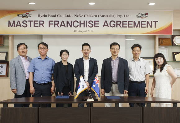 ▲ 호주 마스터 프랜차이즈 계약 체결식 진행 이미지- 우측에서 세번 째 네네치킨 현철호  회장ⓒ