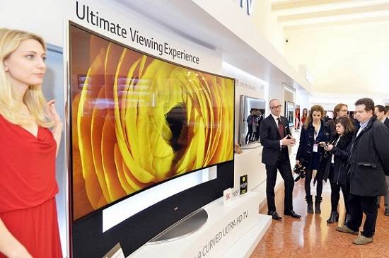 ▲ 지난 3월 이태리에서 열린 ‘LG이노페스트2014’의 참석자들이 ‘105형 곡면 울트라HD TV’를 체험하고 있다.ⓒLG전자 제공