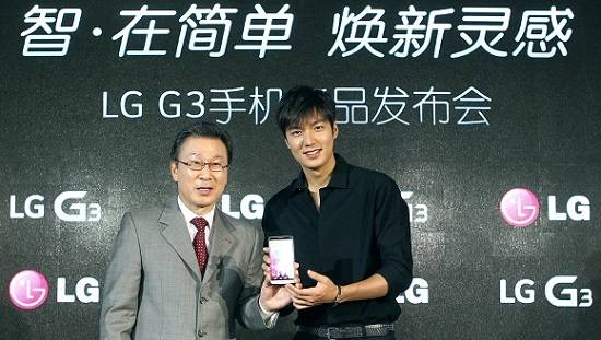 ▲ 지난 8월 8일 베이징 웨스틴호텔에서 열린 G3 중국 출시 행사에서 신문범 LG전자 중국법인장 사장(왼쪽)과 배우 이민호가 G3를 선보이고 있다.ⓒLG전자 제공