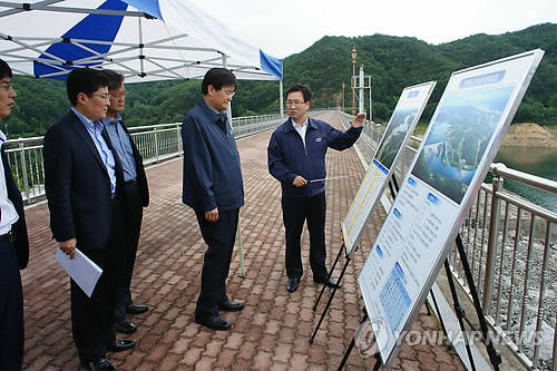 ▲ 지난 16일 가뭄 현장은 찾은 서승환 국토부장관.ⓒ연합뉴스