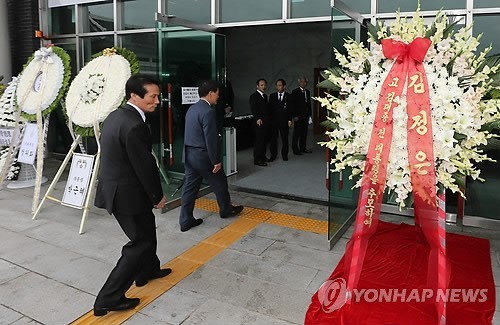 ▲ 18일 오전 서울 동작구 국립서울현충원에서 열린 김대중 전 대통령 서거 5주기 추도식 식장 입구에 북한 김정은 국방위원회 제1위원장이 보낸 조화가 놓여있다. 왼쪽으로 박근혜 대통령이 보낸 조화도 보인다. 2014.8.18 ⓒ 연합뉴스, 무단전재 및 재배포금지