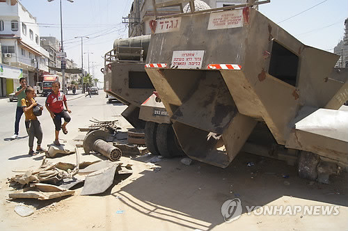 ▲ 팔레스타인 가자지구 남부 칸유니스의 한 마을 중심지에 이스라엘 장갑차가 파괴된 모습으로 방치돼 있다. 이 마을 주민은 하마스가 이 장갑차를 접경지대에서 가져와 이곳에 뒀다고 말했다.  ⓒ 연합뉴스