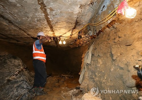 ▲ 서울 송파구 석촌지하차도 인근에서 발견된 동공.ⓒ 사진 연합뉴스