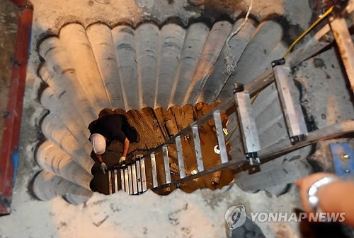 ▲ 서울 송파구 석촌지하차도 인근에서 발견된 동공.ⓒ 사진 연합뉴스