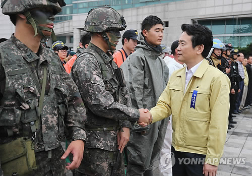 ▲ 남경필 경기도지사가 19일 경기도 양주시 양주시문화예술회관에서 열린 을지훈련에서 훈련에 참가한 장병과 악수하며 인사하고 있다. ⓒ연합뉴스