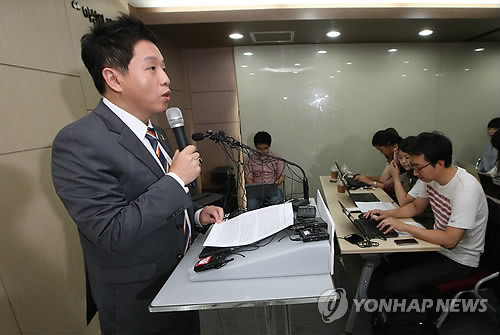 ▲ 임태훈 군인권센터 소장이 19일 오전 서울 영등포구 국회대로길 군인권센터 회의실에서 남경필 경기지사의 장남 남모(23) 상병의 강제추행 및 폭행 사건과 관련해 브리핑을 갖고 있다. ⓒ연합뉴스