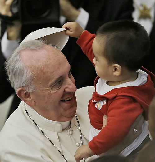 방한 중 아이를 만나 안아 올린 프란치스코 교황 ⓒ연합뉴스. 무단전재 및 재배포 금지.