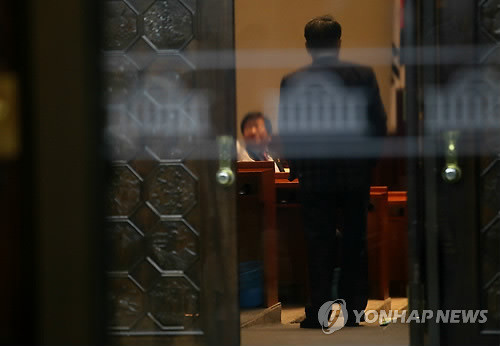 ▲ 새정치민주연합은 19일 저녁 늦게까지 여야 원내대표의 세월호 특별법 합의안을 두고 논의를 계속했지만 추인을 '보류'하기로 했다. ⓒ연합뉴스DB