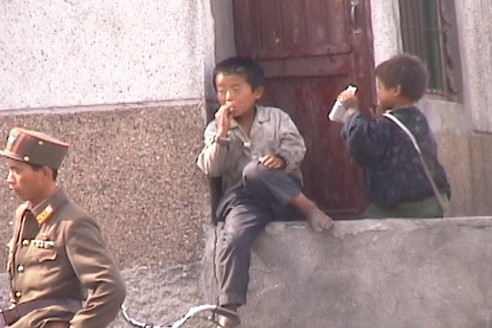 ▲ 조직생활이 없는 북한 꽃제비, 자유롭게 담배피우는 꽃제비 소년 (자료사진)