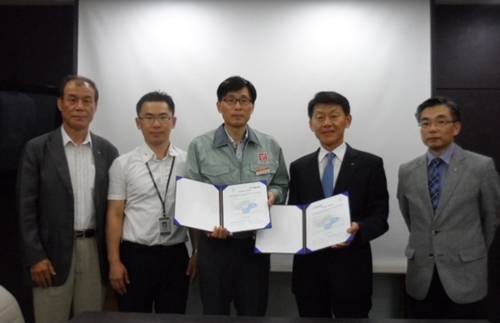 ▲ ⓒ대웅제약(대표 이종욱)이 한국폴리텍특성화대학 바이오캠퍼스(학장 이배섭)와 기업맞춤 인재양성과 취업약정을 위한 산학협력을 체결한 후 기념사진을 찍고 있다. (사진=대웅제약 제공)