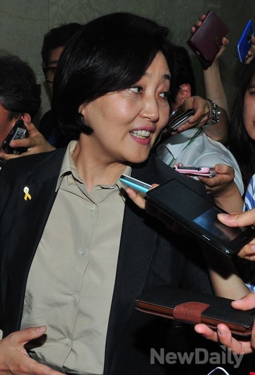 ▲ 새정치민주연합 박영선 원내대표가 19일 오후 서울 여의도 국회 원내대표실에서 세월호 특별법 관련 여야 협의를 위해 귀빈식당으로 향하고 있다. ⓒ연합뉴스