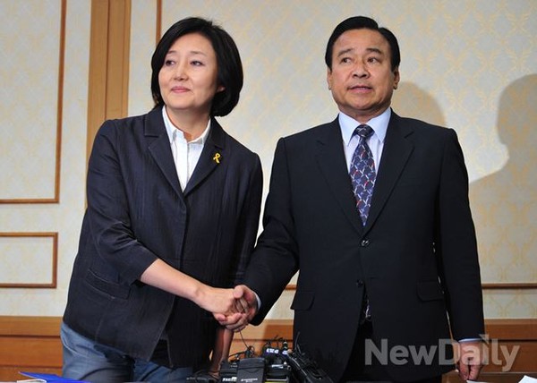 ▲ 세월호 특별법 합의를 둘러싼 여야의 협상 태도를 두고 논란이 제기되고 있다. 사진은 19일 여야 원내대표 회담 직후 합의문을 발표한 새누리당 이완구 원내대표와 새정치민주연합 박영선 국민공감혁신위원장 겸 원내대표. ⓒ이종현 기자