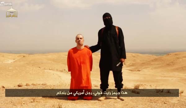 ▲ 이라크 IS반군이 SNS 등을 통해 공개한 미국기자 제임스 폴리의 참수 동영상 [사진: IS 선전 동영상 캡쳐]