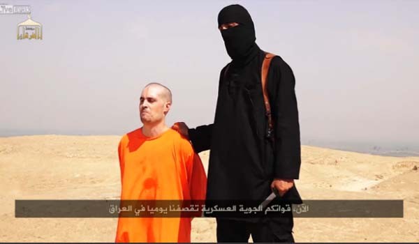 ▲ 이라크 IS반군이 SNS 등을 통해 공개한 미국기자 제임스 폴리의 참수 동영상 [사진: IS 선전 동영상 캡쳐]