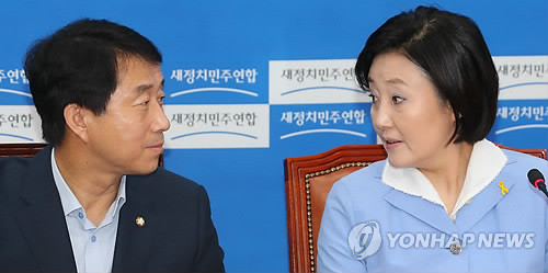 ▲ 새정치민주연합 박영선 국민공감혁신위원장(오른쪽)과 조정식 사무총장이 20일 오전에 열린 정책조정회의에서 대화를 나누고 있다. 조정식 사무총장은 이날 회의에서 검찰의 수사를 야당탄압, 표적수사라고 비난하며 가칭 야당탄압저지대책위원회의 구성을 발표했다. ⓒ연합뉴스DB